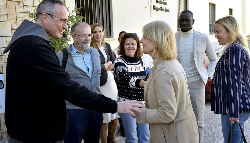 La alcaldesa de Jerez en una anterior visita al Hogar, saludando el hermano Juan Carlos. 