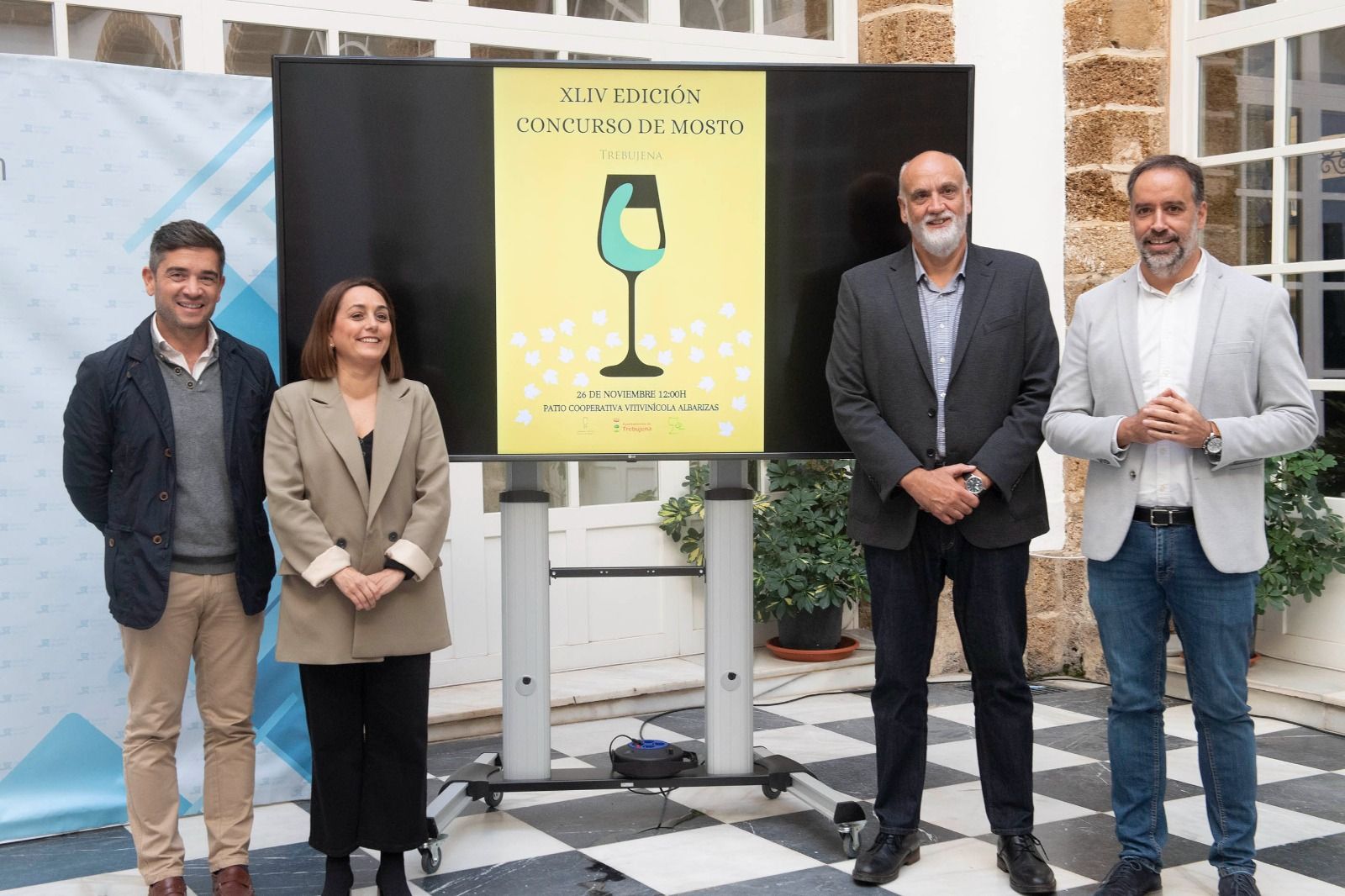 El alcalde de Trebujena, Ramón Galán, y la teniente de alcalde, María José Hedrera, presentando los concursos de Cocina y Mosto.