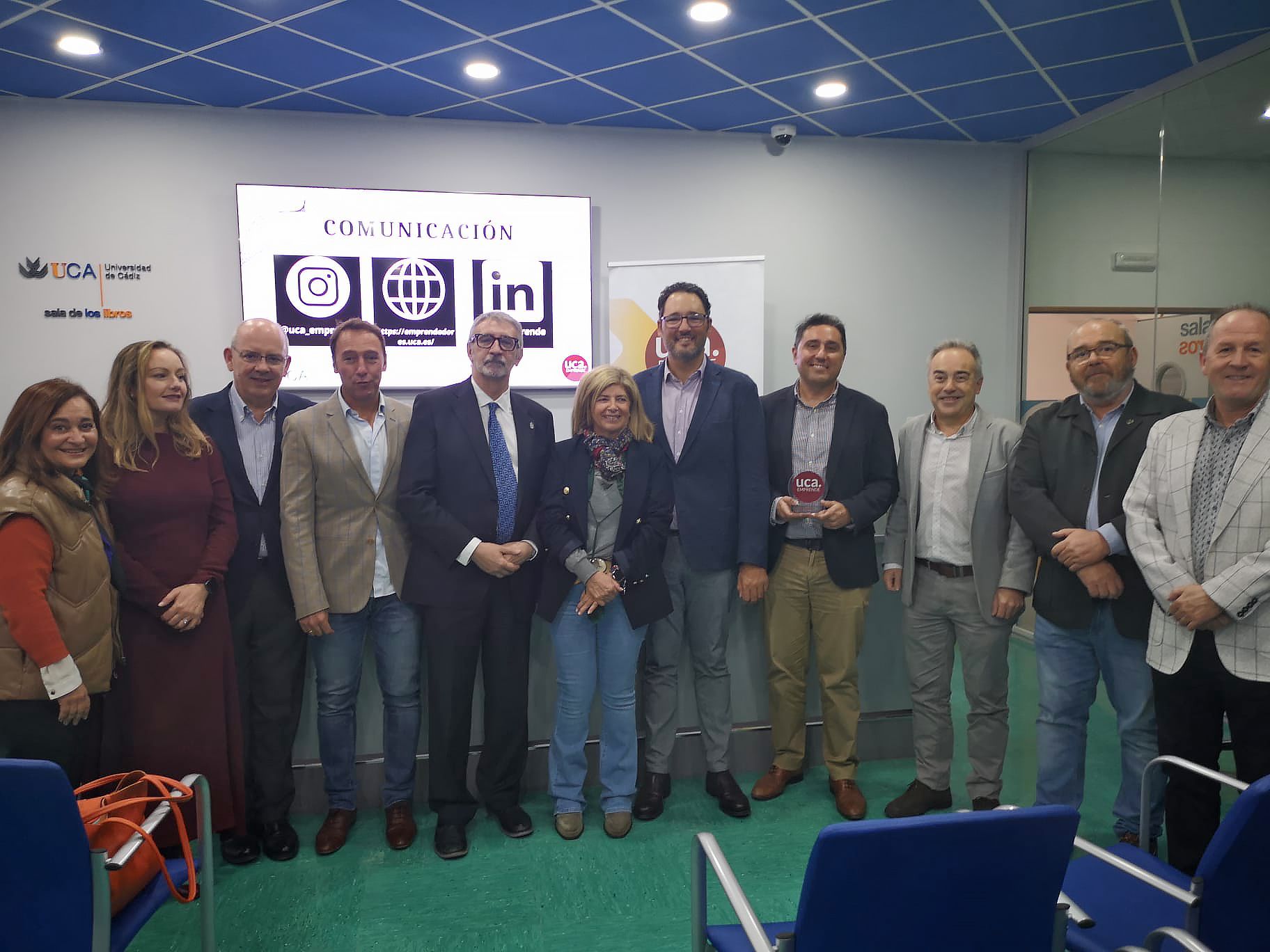 La organización y responsables de la UCA junto al premiado en esta edición.