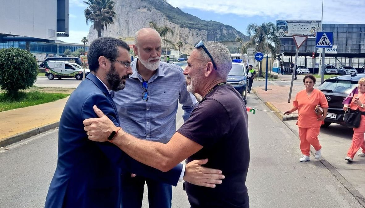 El alcalde de La Línea, Juan Franco, con Francisco Vidal, vicepresidente de Diputación, y representantes de la residencia de tiempo libre.