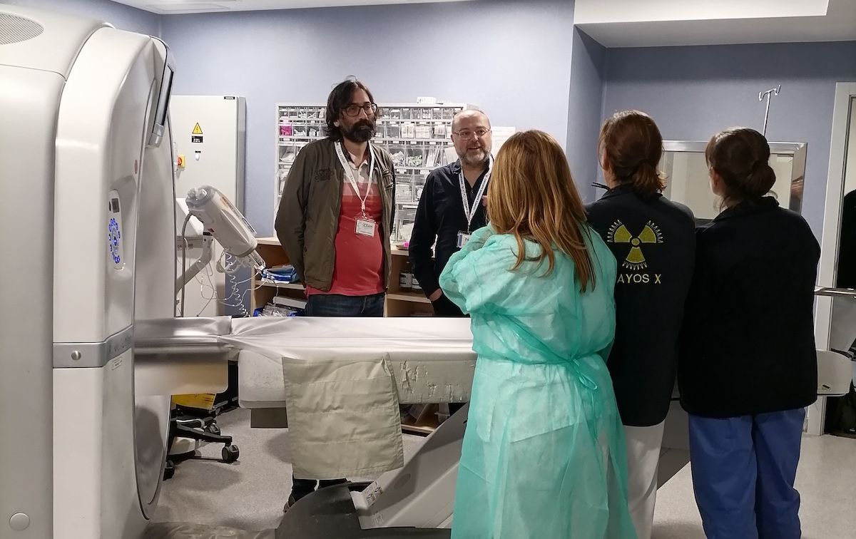 Celadores y técnicos, reunidos con miembros de la federación sindical Teccel.