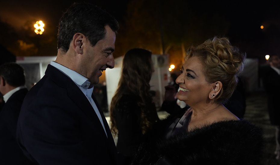 Juanma Moreno, con Dolores Montoya, 'La Chispa', viuda de Camarón de la Isla, en la gala flamenca previa a los Grammy Latinos.