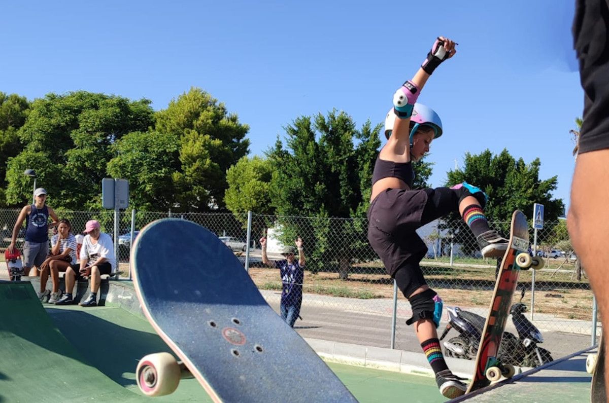 Varias personas disfrutando en el skate park de Puerto Real en una imagen de archivo.