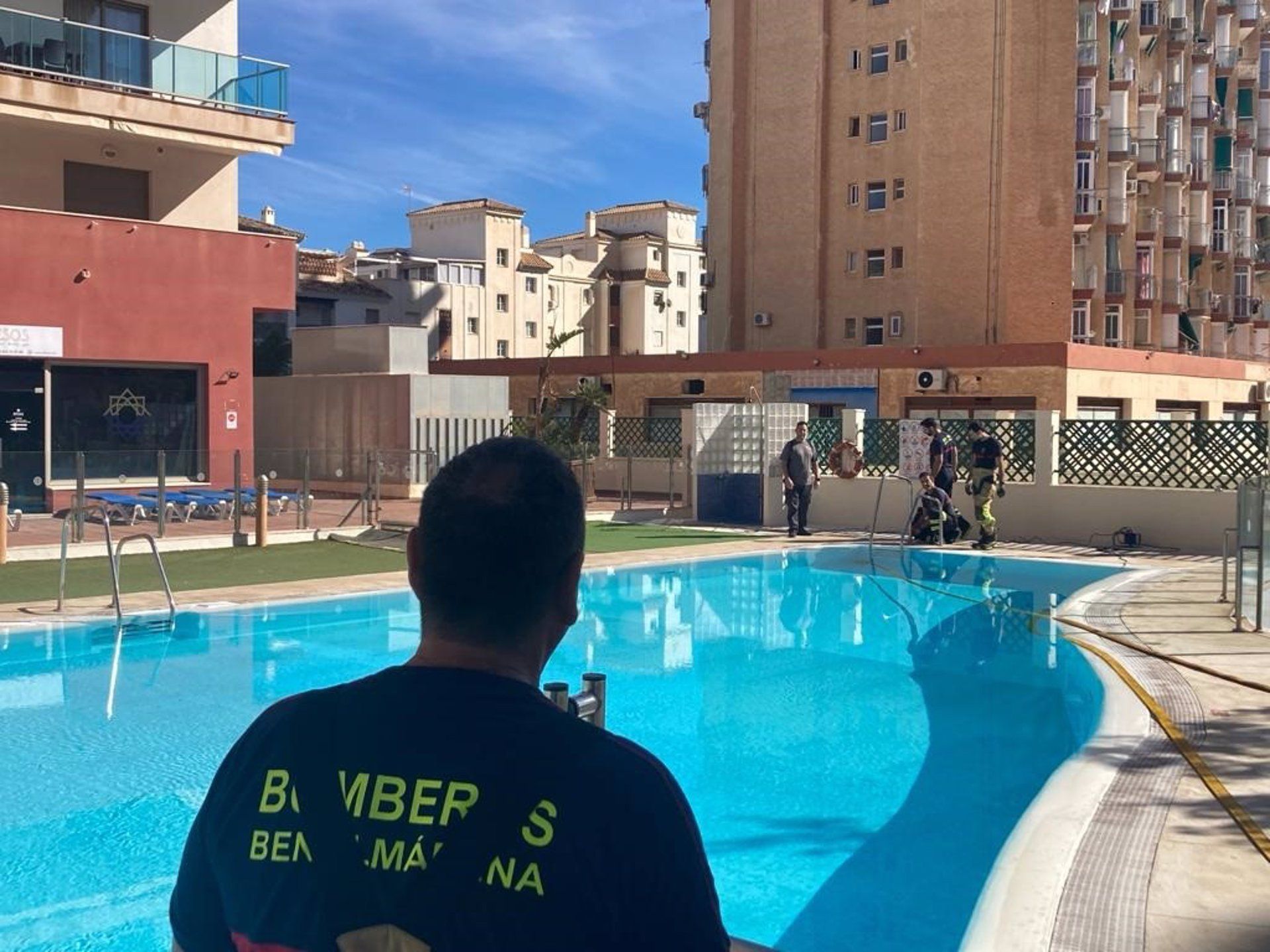 Así aprovechan los bomberos el agua de la piscina del apartotel Arcosur Príncipe en Benalmádena.
