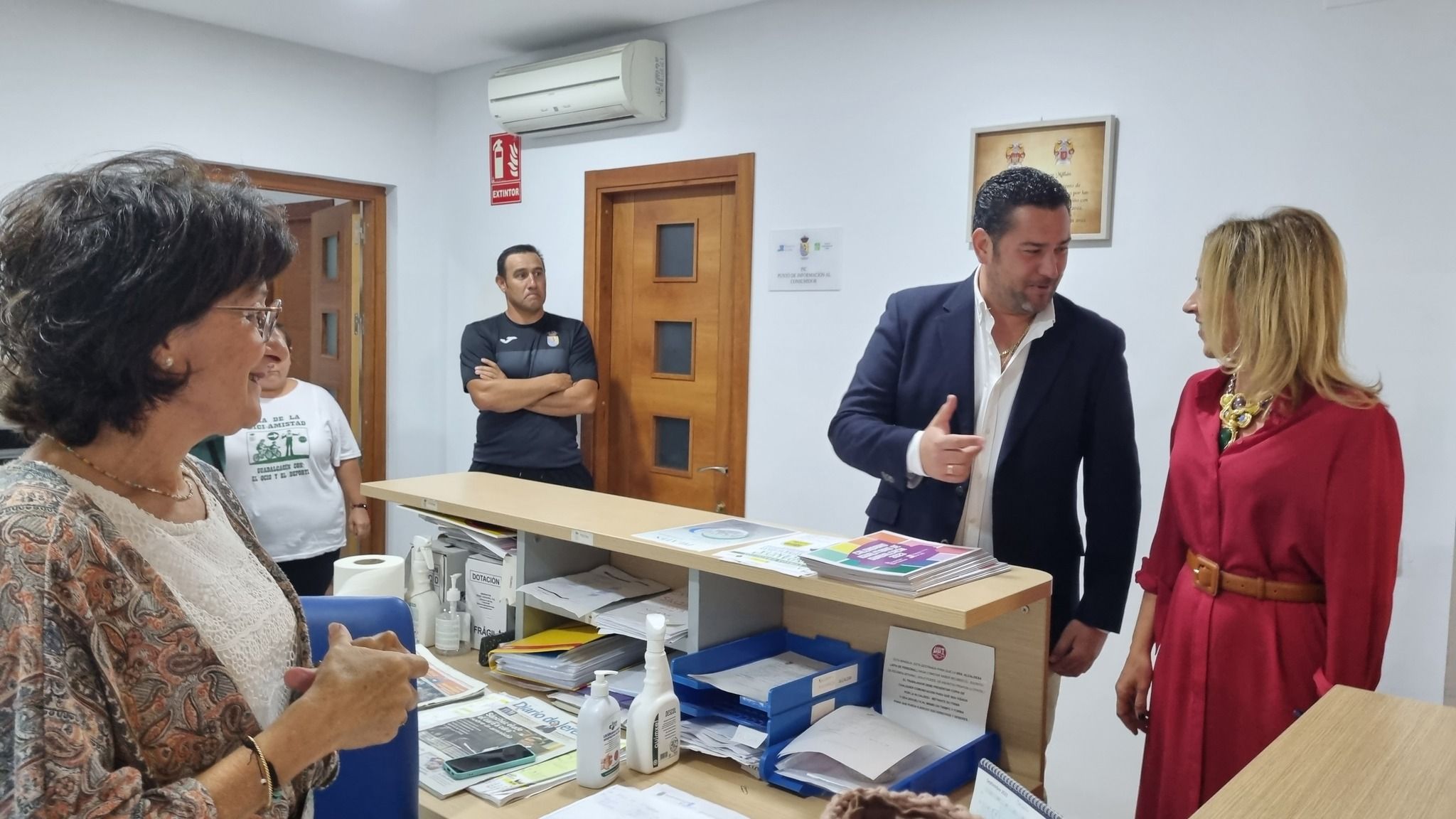 El alcalde de la ELA de Guadalcacín, Salvador Ruiz, en una visita de la presidenta de Diputación, Almudena Martínez.