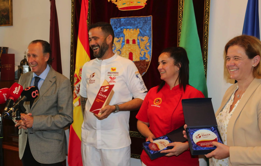 El alcalde de Chiclana, José María Román, con Daniel Ramos y Ángeles Aidó, de La Cremita.