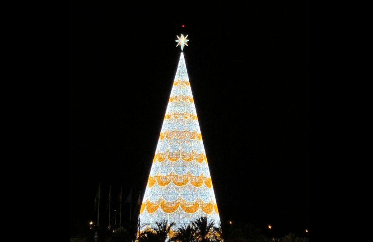 El árbol de Navidad más alto de Europa está en Andalucía.