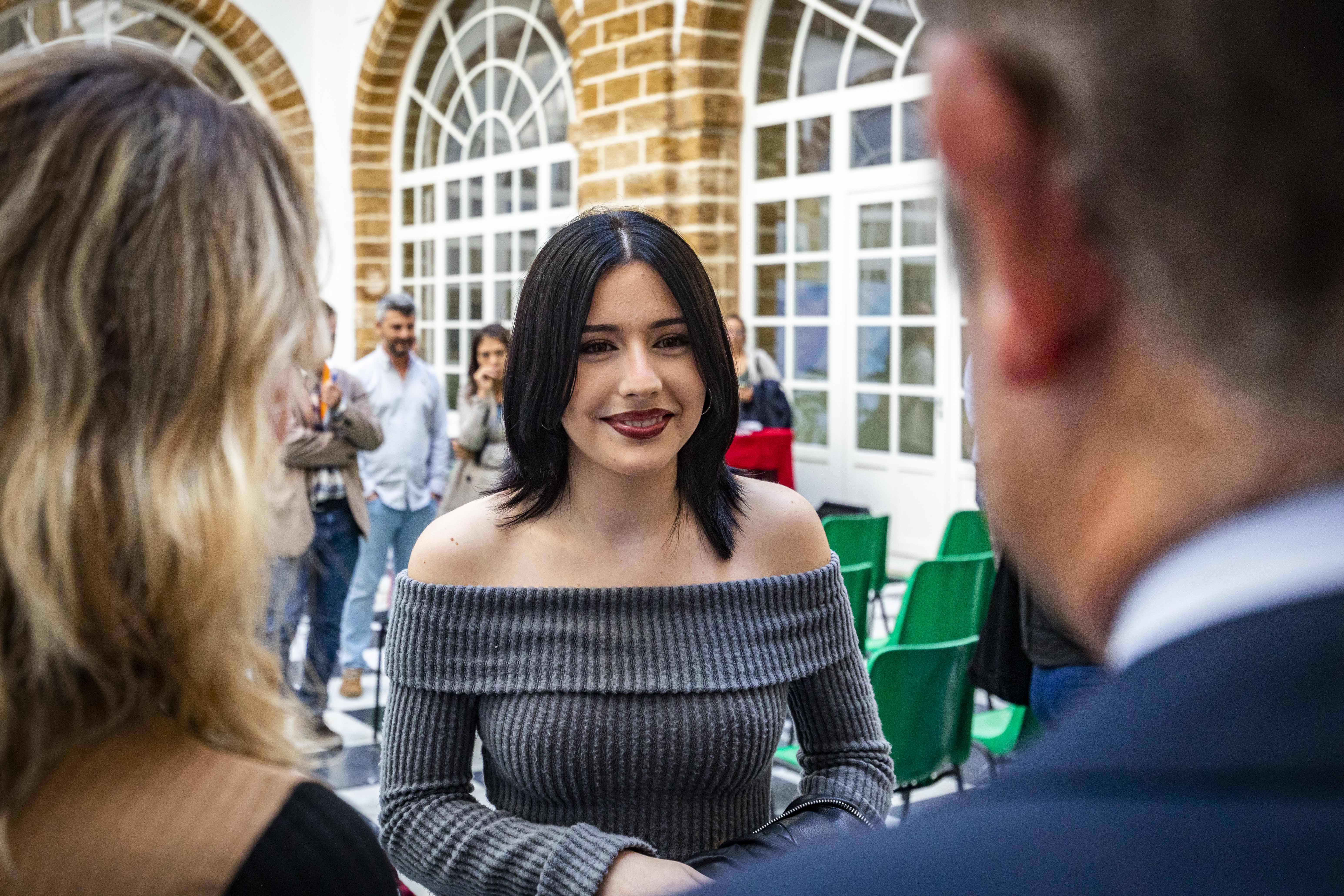 La estudiante gaditana, de 17 años, en el acto de presentación.   GERMÁN MESA