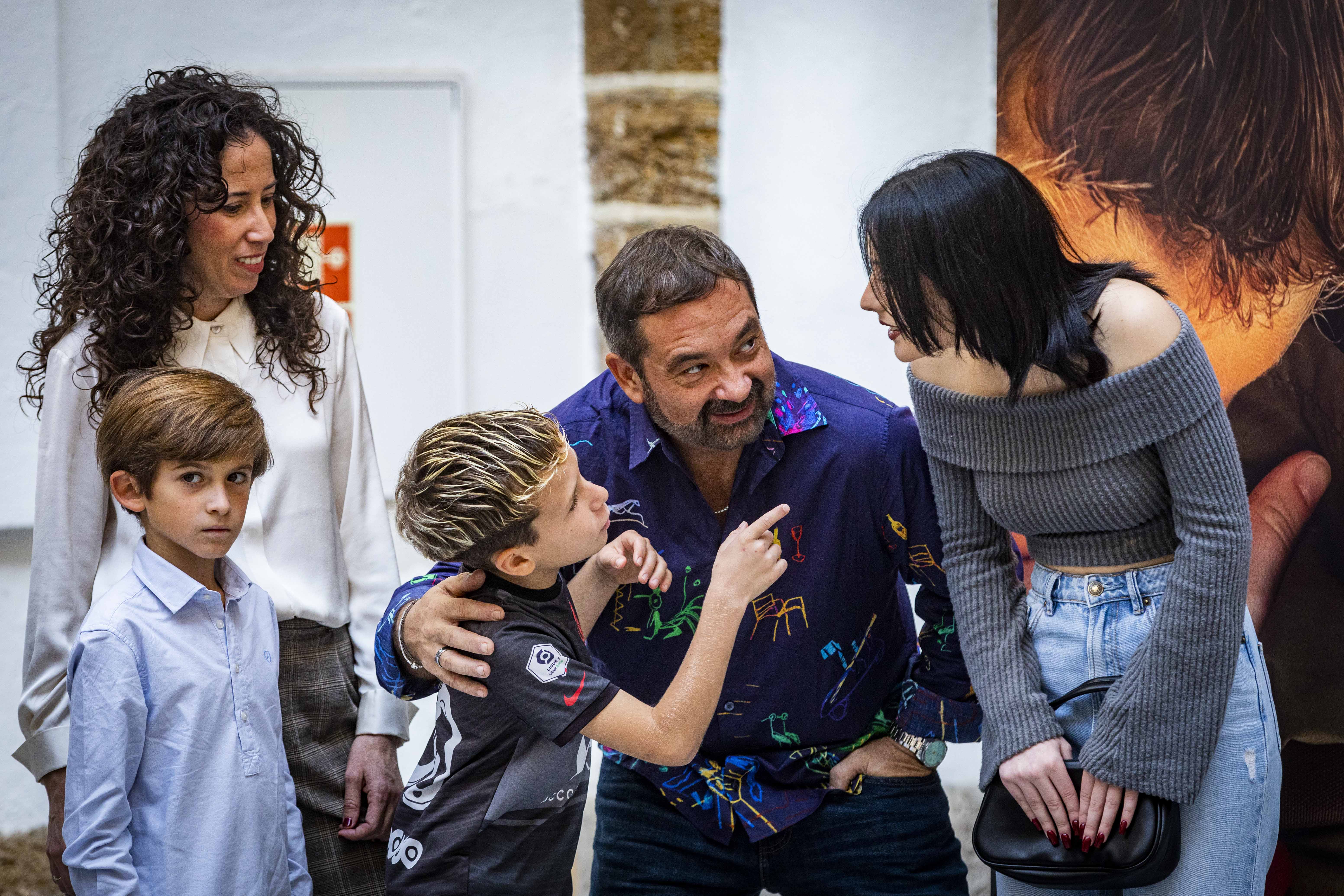 Irka Lugo, Jesús Ortiz y Lupe Mateo con los niños coprotagonistas este martes.  GERMÁN MESA
