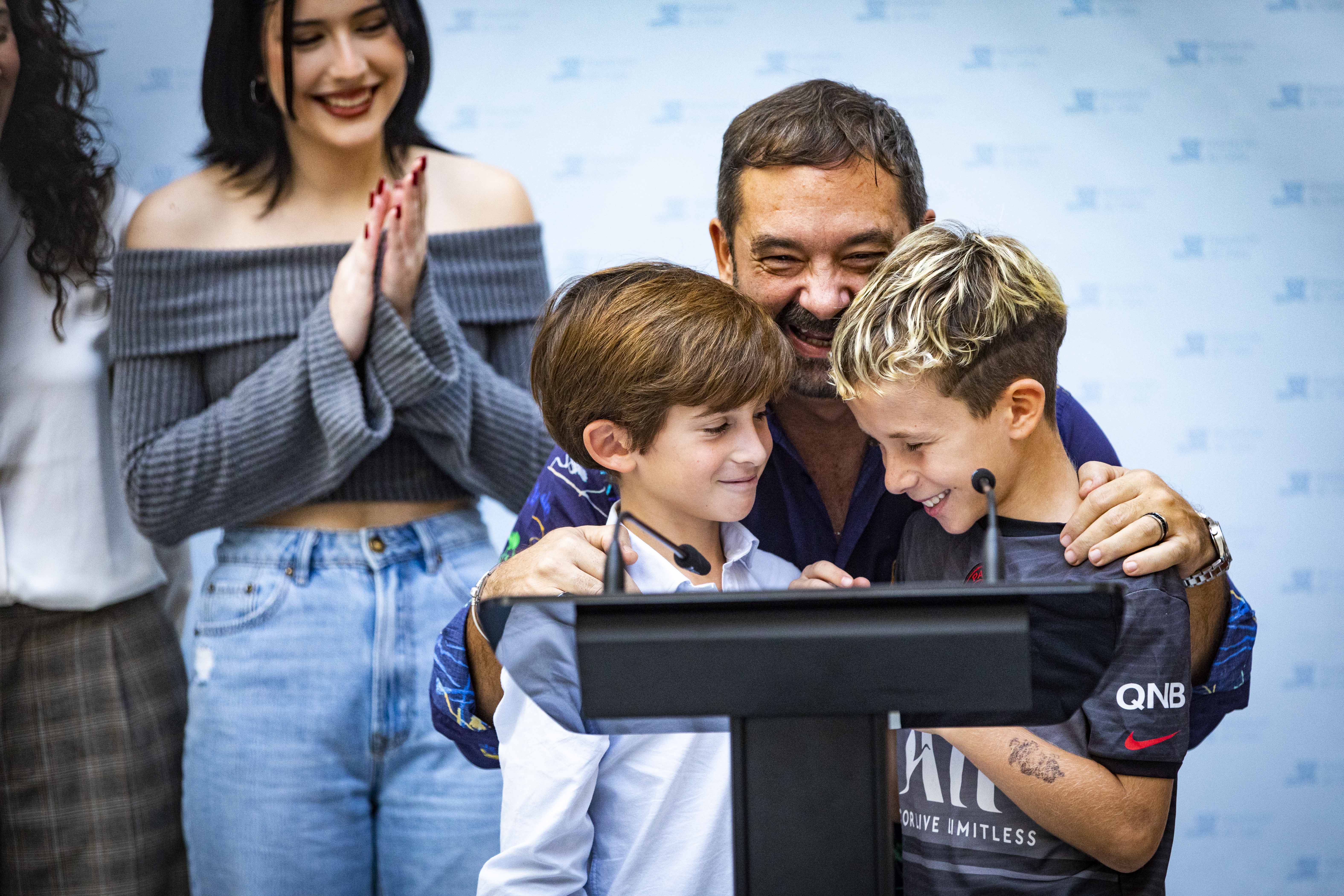 Jesús Ortiz con los intérpretes de Fidel y Tomás, de la película 'El amor de Andrea'.