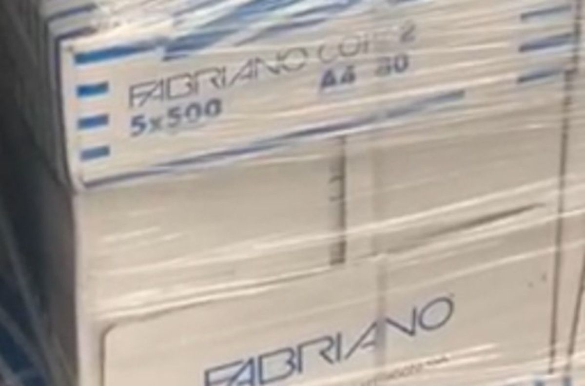 Fotograma del vídeo en el que se aprecia que las cajas son de folios.