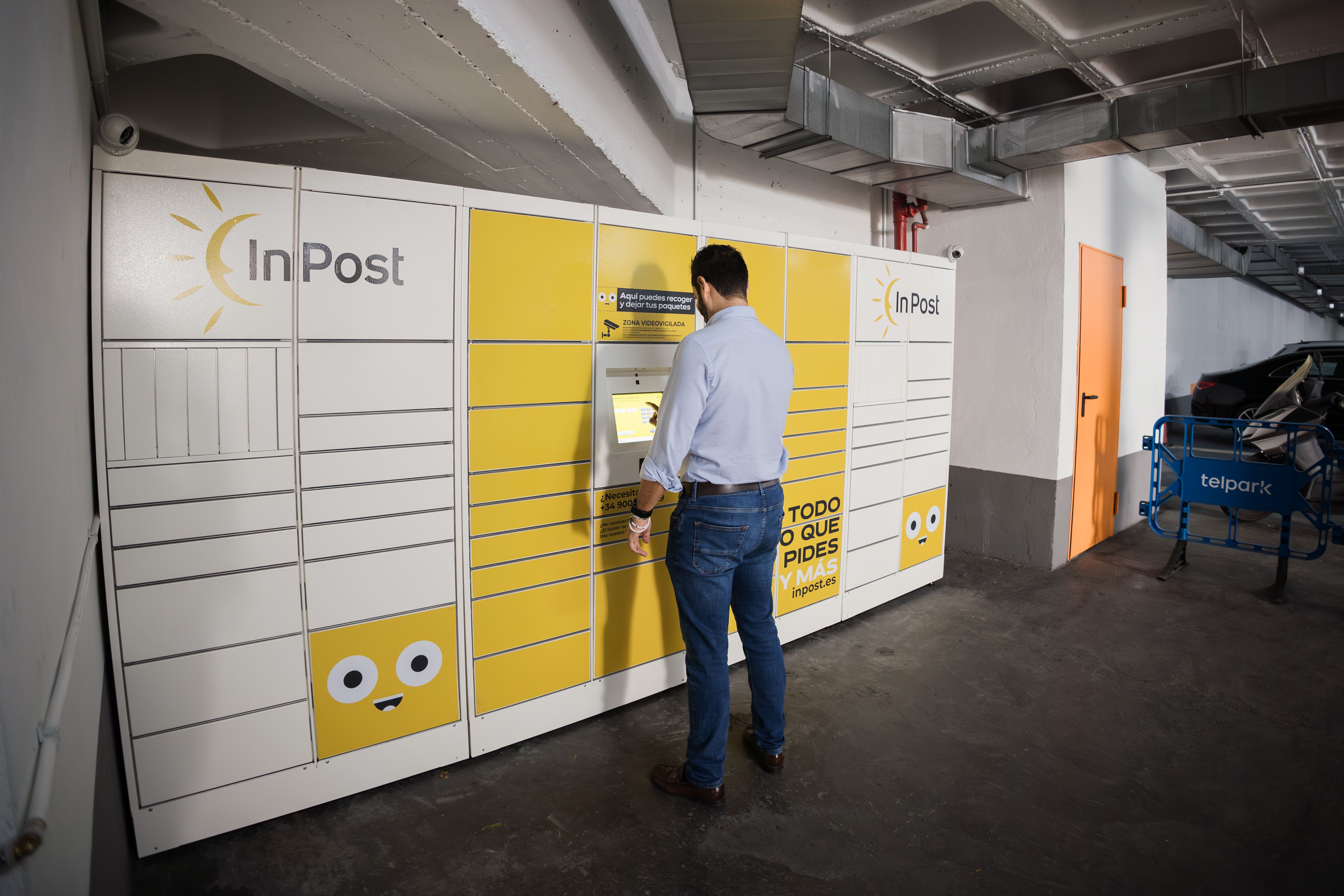 Otra zona de buzones de recogida y entrega.