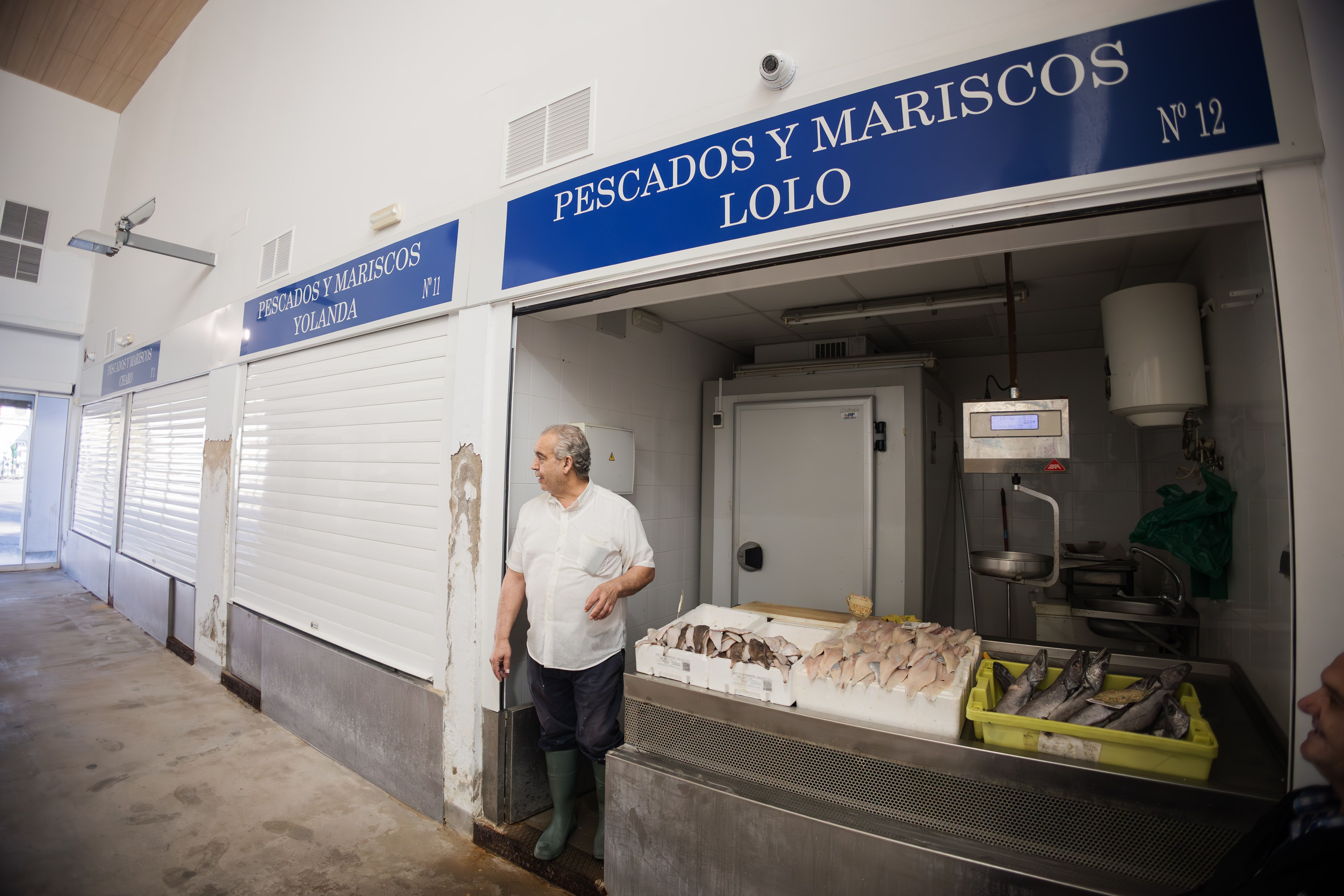Manuel, pescadero del mercado de abastos de Federico Mayo, el penúltimo superviviente de un centro municipal inaugurado hace diez años. Aquí no saben nada de 'Black Friday'.