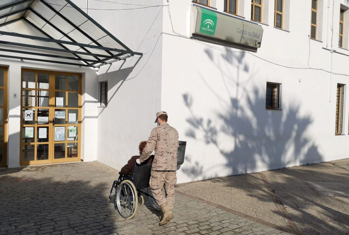 Un miembro de las Fuerzas Armadas, en un centro de salud en Vejer, durante la pandemia. FOTO: Armada
