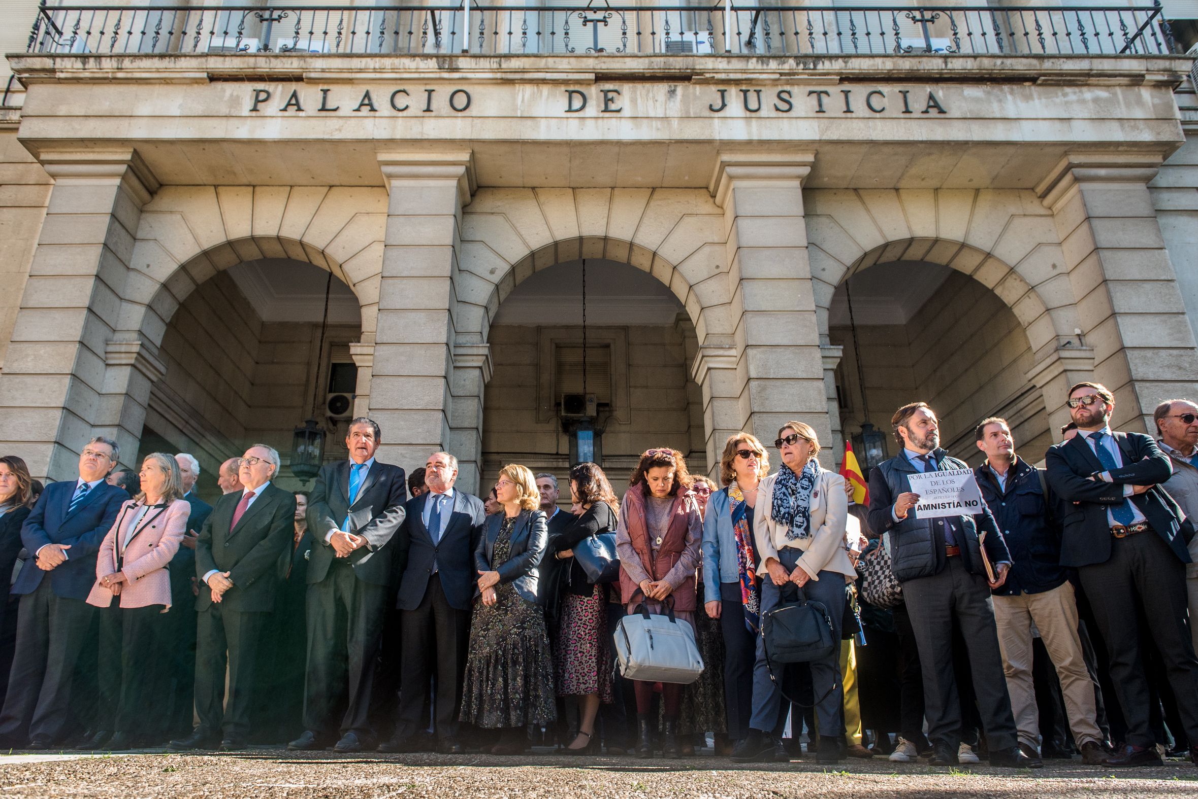 Un momento de la concentración contra la amnistía en los juzgados del Prado de San Sebastián, en Sevilla.
