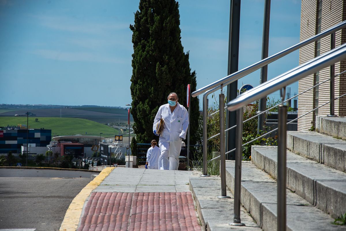 Un sanitario, entrando al Hospital de Jerez. FOTO: MANU GARCÍA