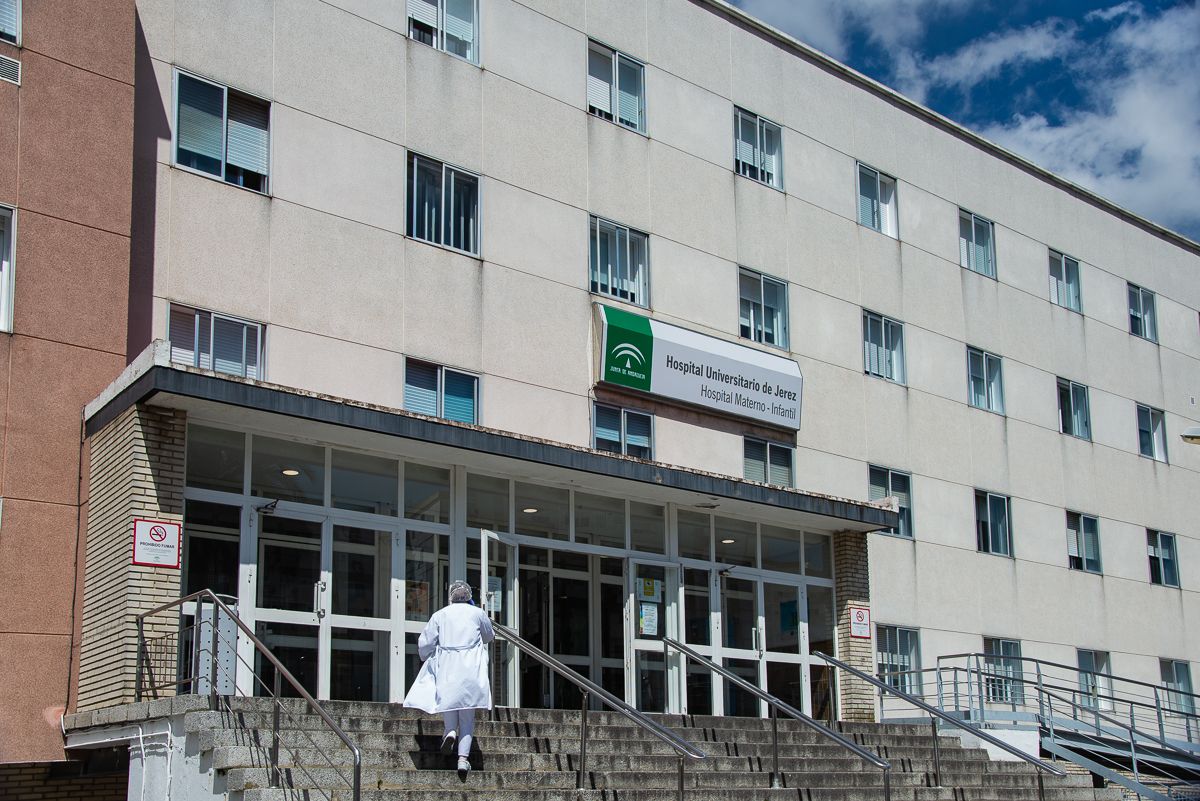Un sanitario, entrando al Hospital de Jerez. FOTO: MANU GARCÍA