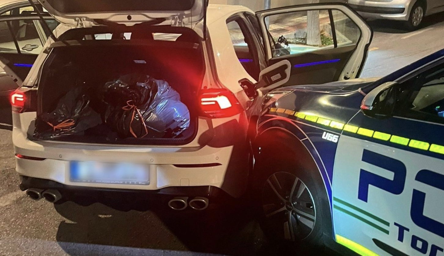 El robo de una mochila con 10.000 euros en el parking de un supermercado acaba en persecución policial.