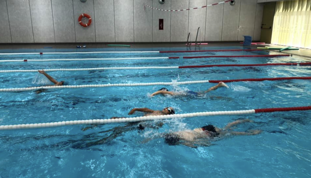 Un grupo de personas haciendo ejercicio físico en una piscina en Andalucía.