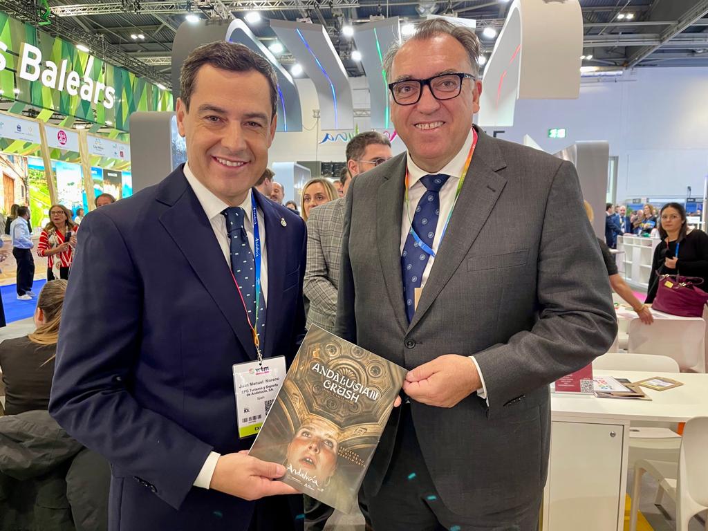 Juanma Moreno, presidente andaluz, con el consejero Arturo Bernal, en la reciente World Travel Market de Londres.