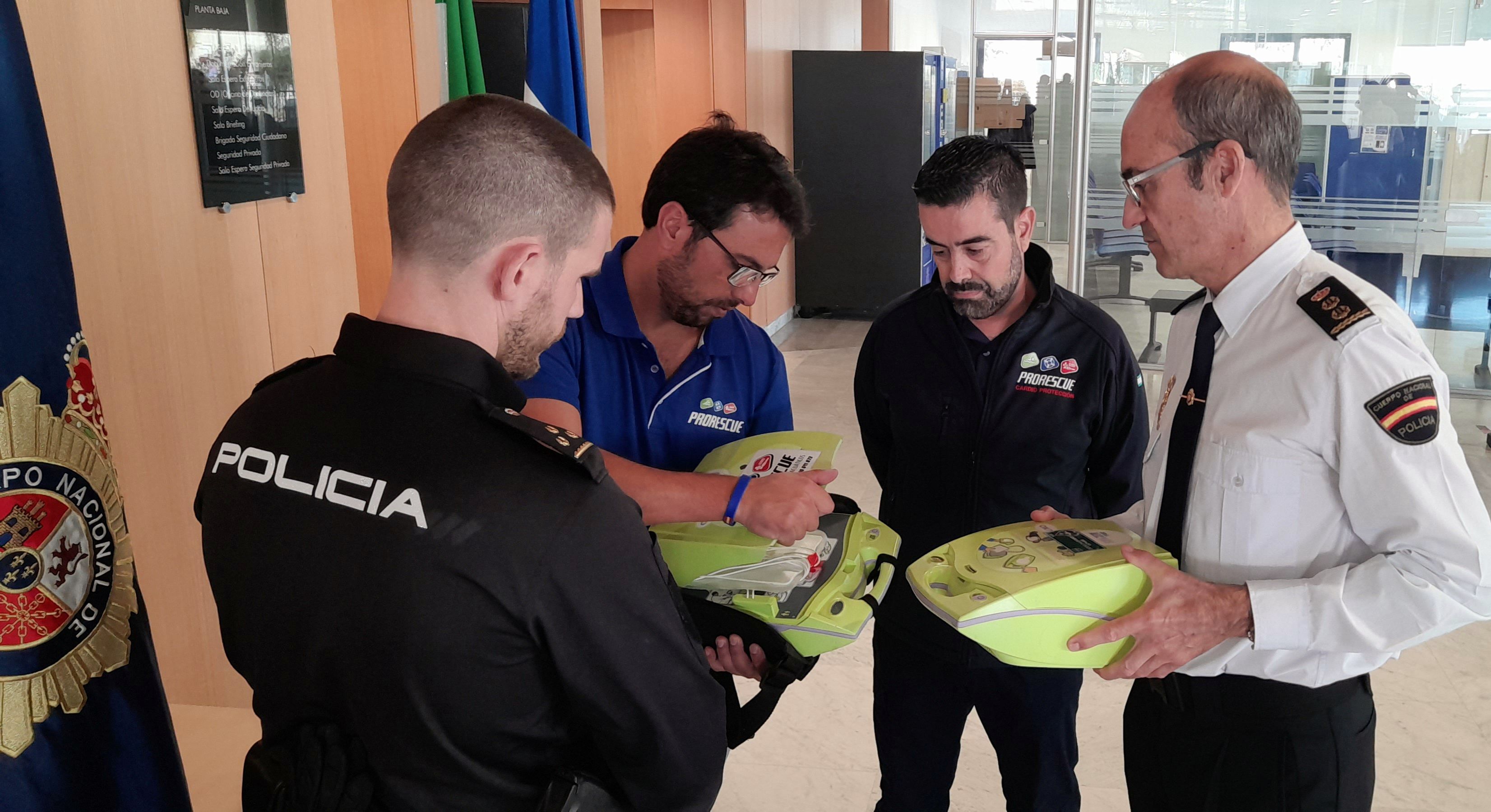 Desfribriladores para la Policía Nacional en Jerez ante las fiestas navideñas. El comisario y agentes atendiendo a un técnico de la empresa de socorrismo. 