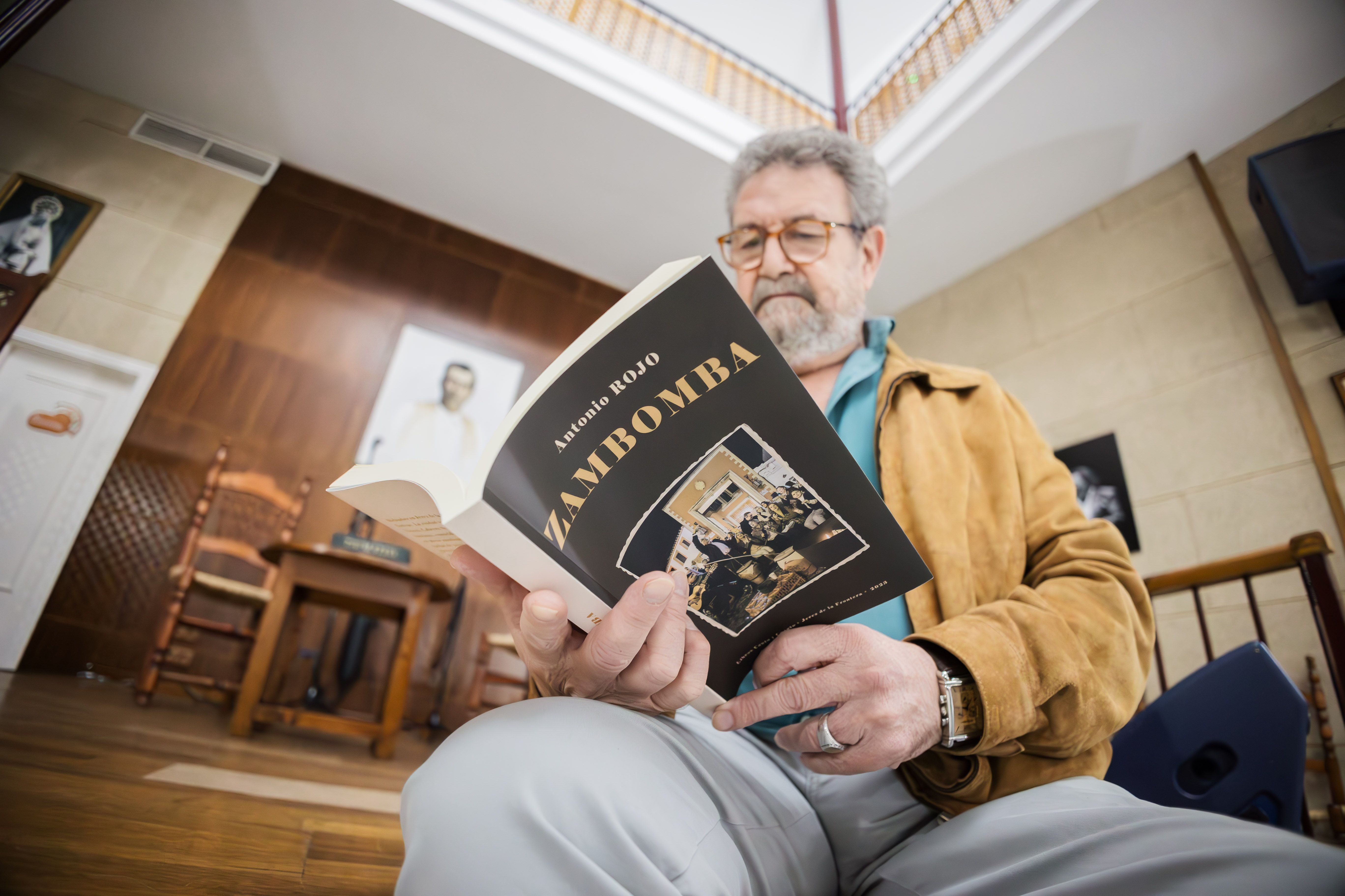 El escritor Antonio Rojo, con su nuevo libro 'Zambomba'.