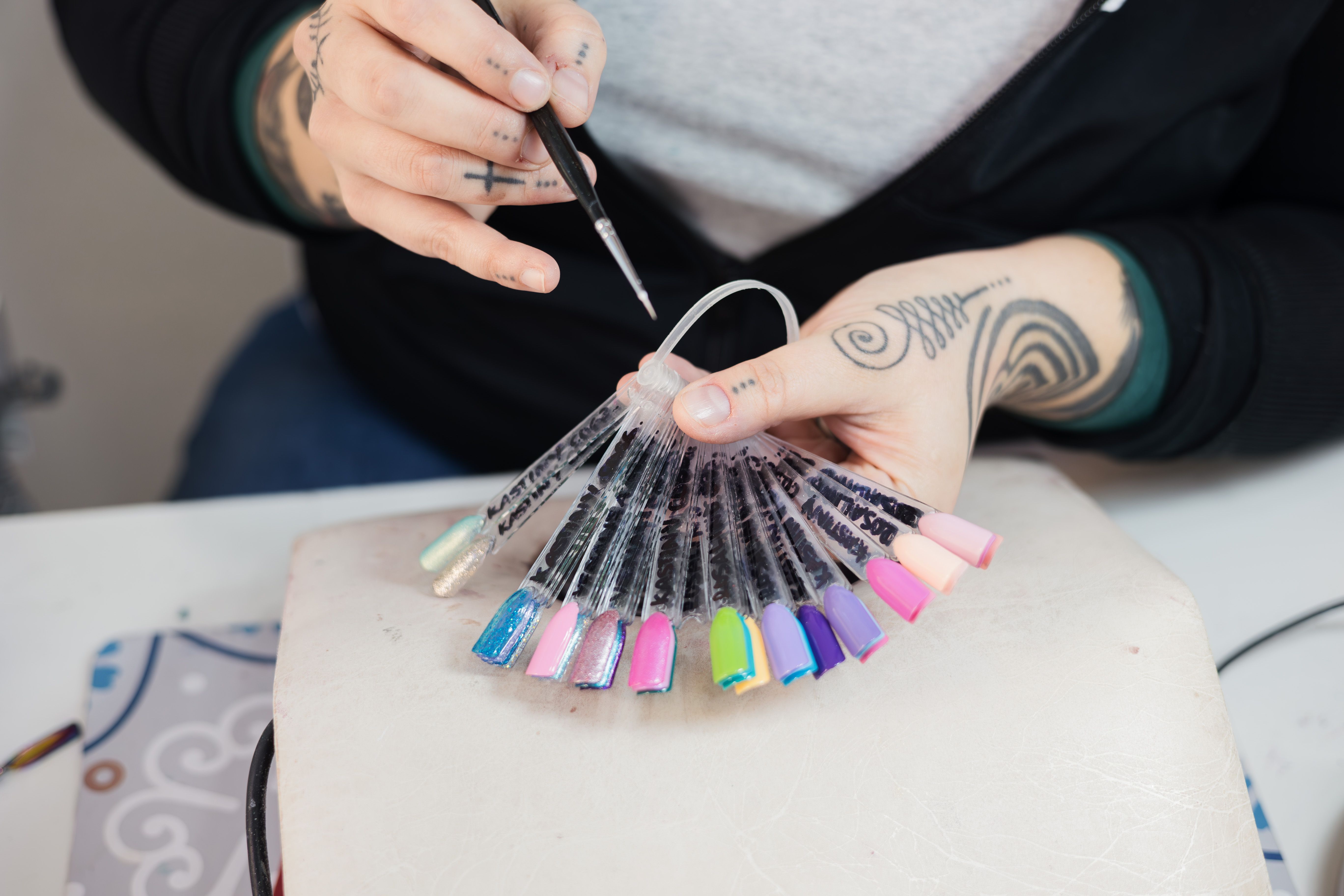 Las manos expertas de Patricia Mota, maquilladora. 