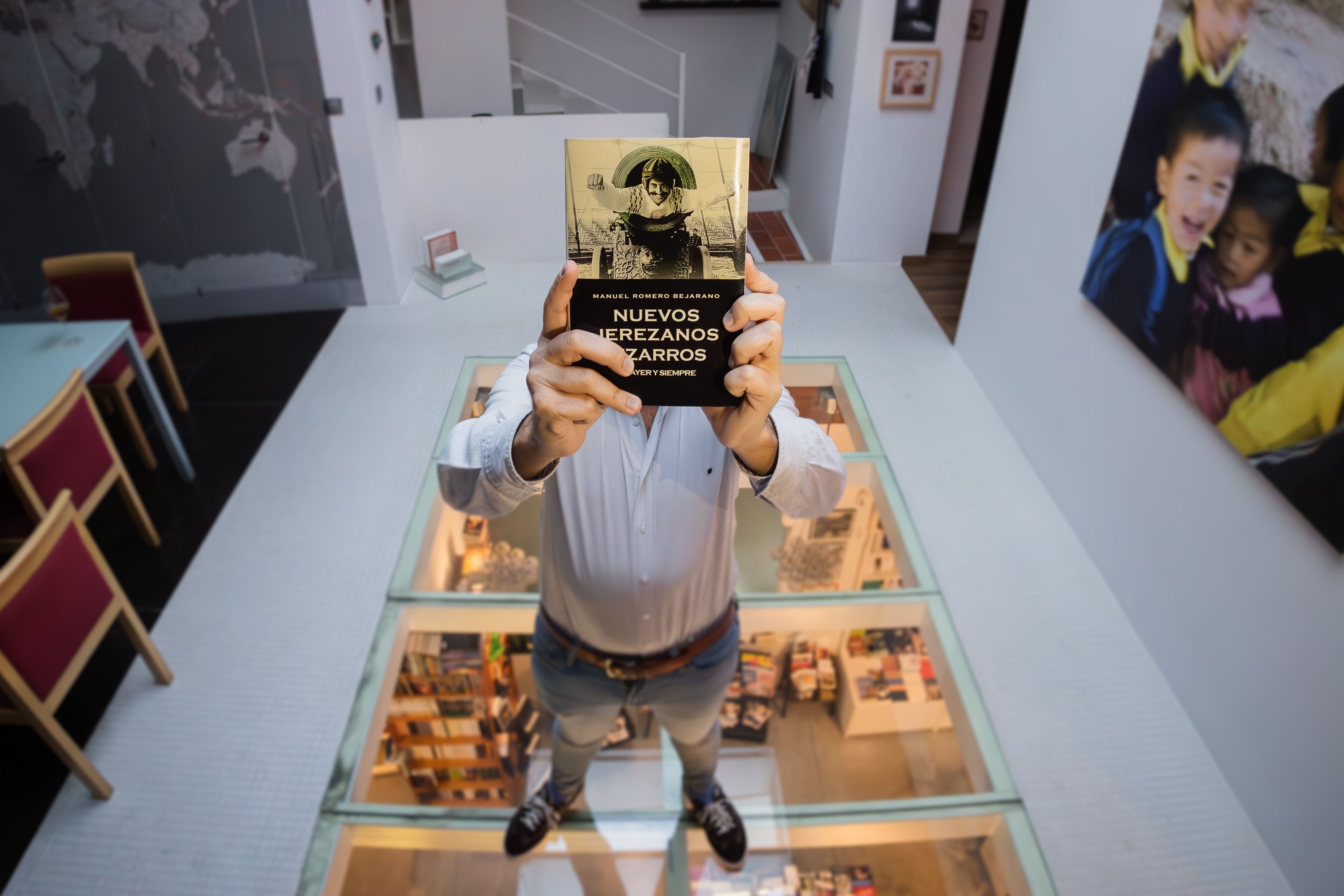 Manuel Romero, mostrando el libro que está a punto de presentar.