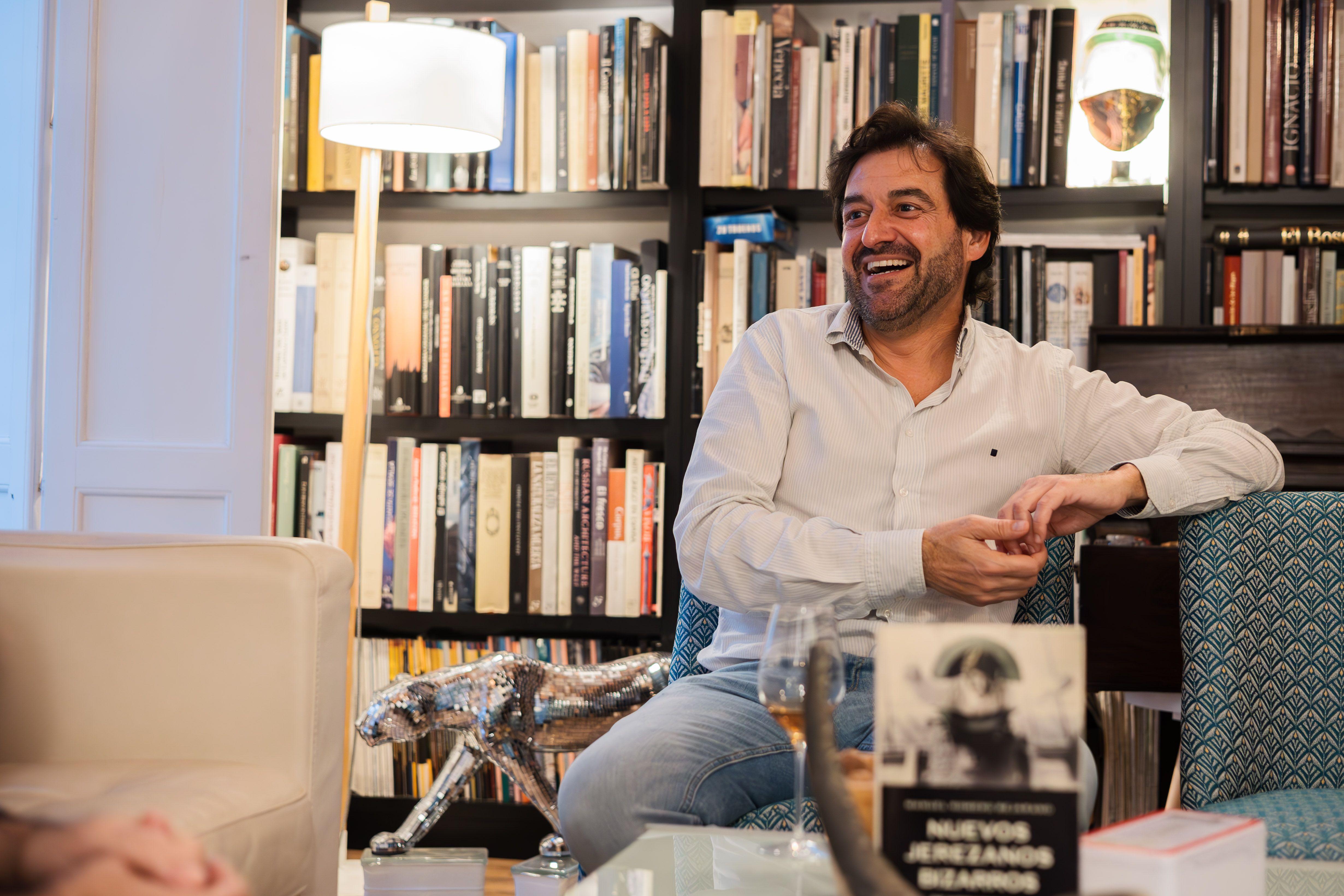 Manuel Romero, como el que dice, en el salón de su casa.