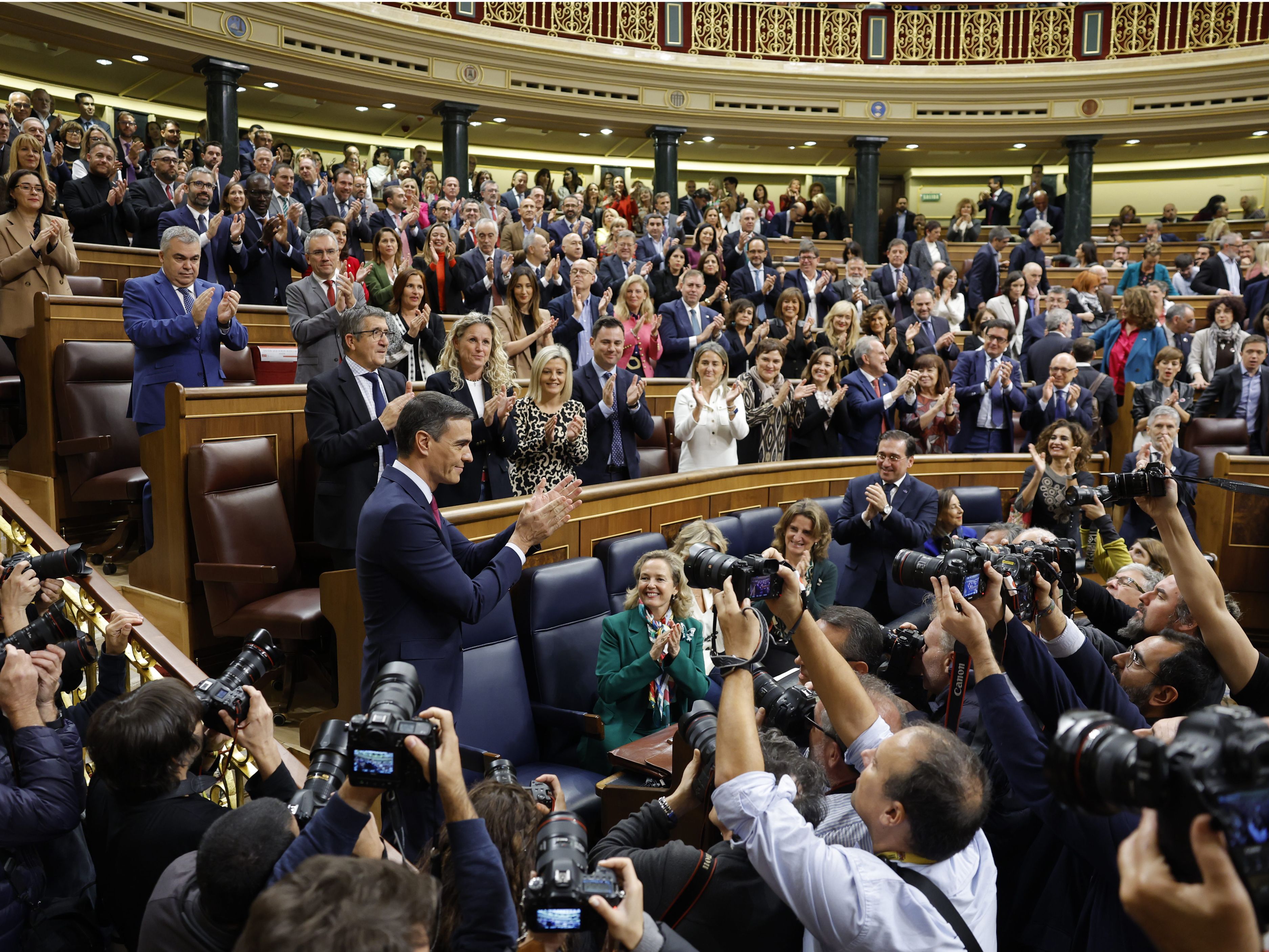 Sánchez, aplaudido por los suyos, tras el discurso para su investidura en el Congreso.