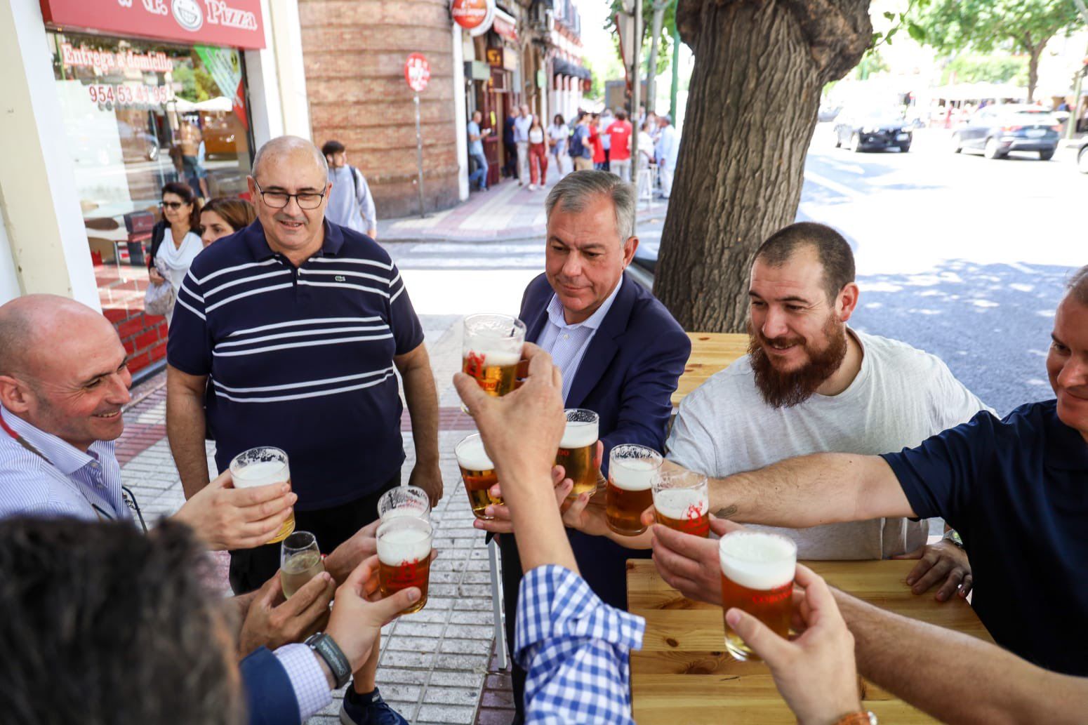 José Luis Sanz, antes de las elecciones, compartiendo cervezas de pie en la calle.