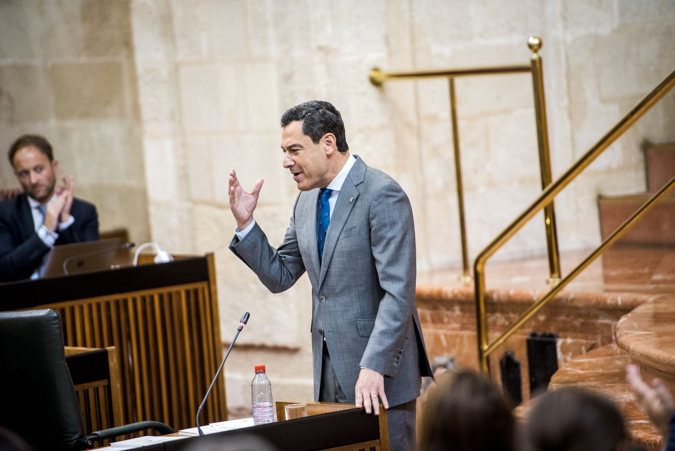 El presidente de la Junta de Andalucía, Juanma Moreno, durante su intervención en el Parlamento.