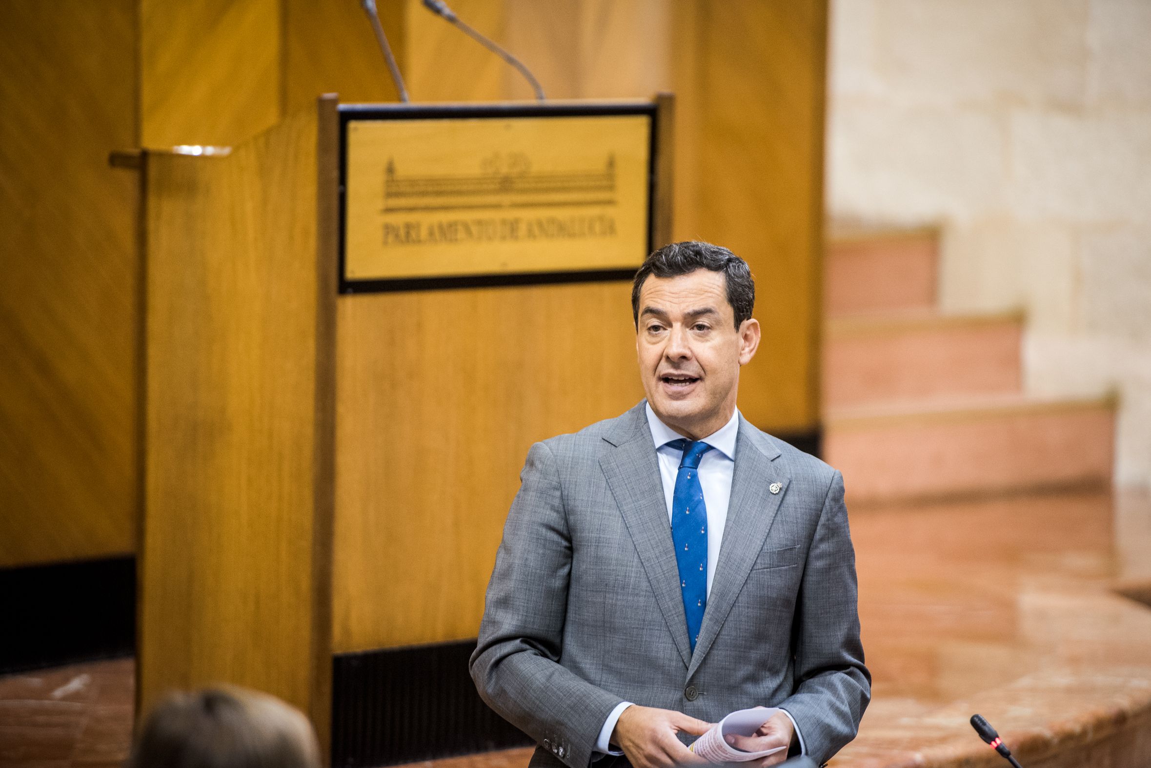 Juanma Moreno, presidente de la Junta, en el Parlamento.