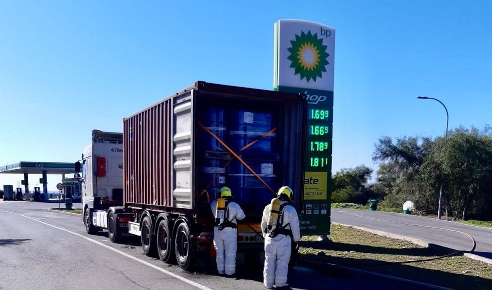 El camión con el material corrosivo, en la estación de servicio de la AP4.