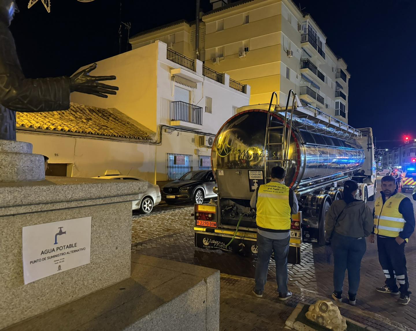 Un camión cisterna en Lora del Río por la crisis de falta de agua potable.