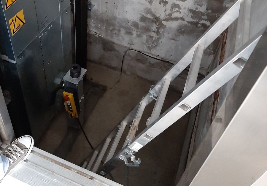 El ascensor del instituto Casas Viejas, inundado.