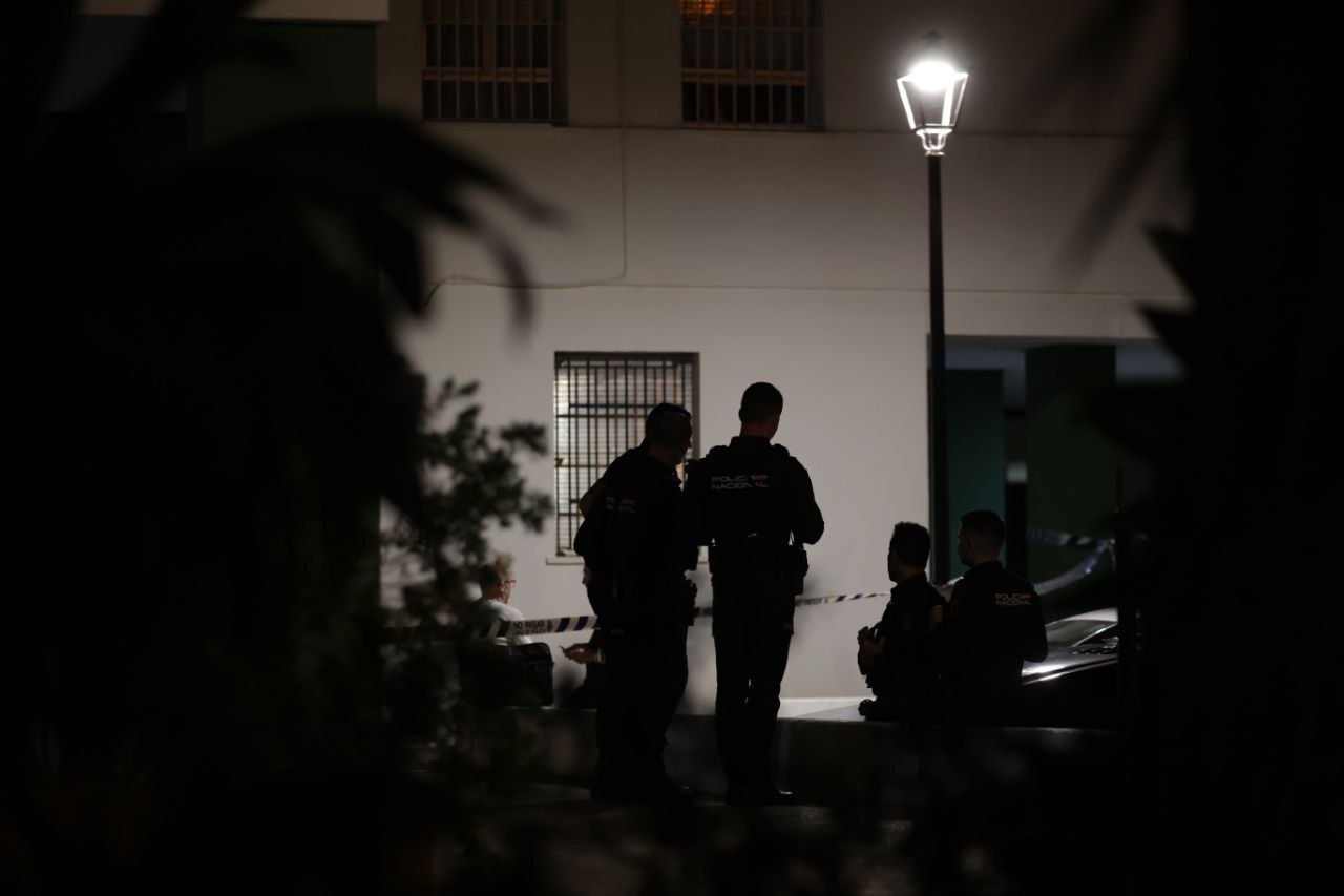 Policía junto al cuerpo de la joven fallecida en El Almendral, en la tarde de este miércoles en Jerez.