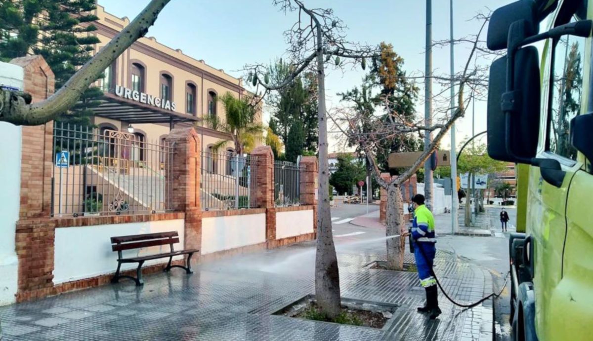 Un operario limpia los alrededores de un servicio de Urgencias público en Málaga. FOTO: Ayuntamiento