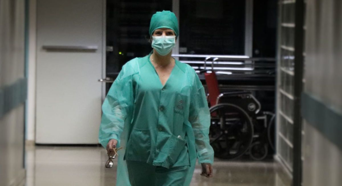 Una sanitaria en el Hospital de Córdoba. FOTO: SAS