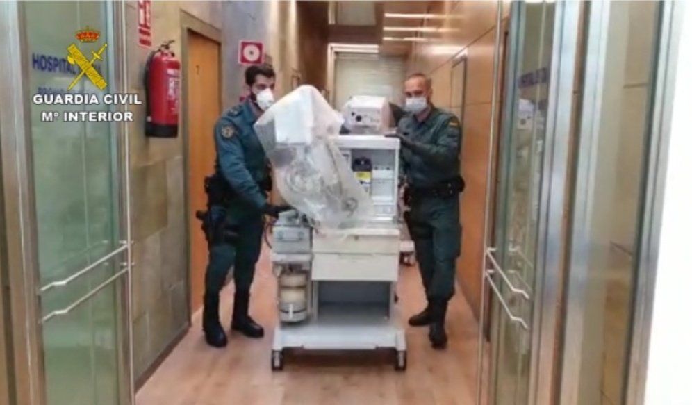 El traslado de los equipos por la Guardia Civil.