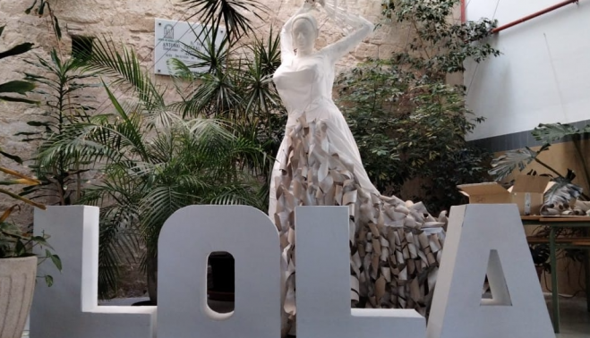 Escultura de Lola Flores realizada con material reciclado.