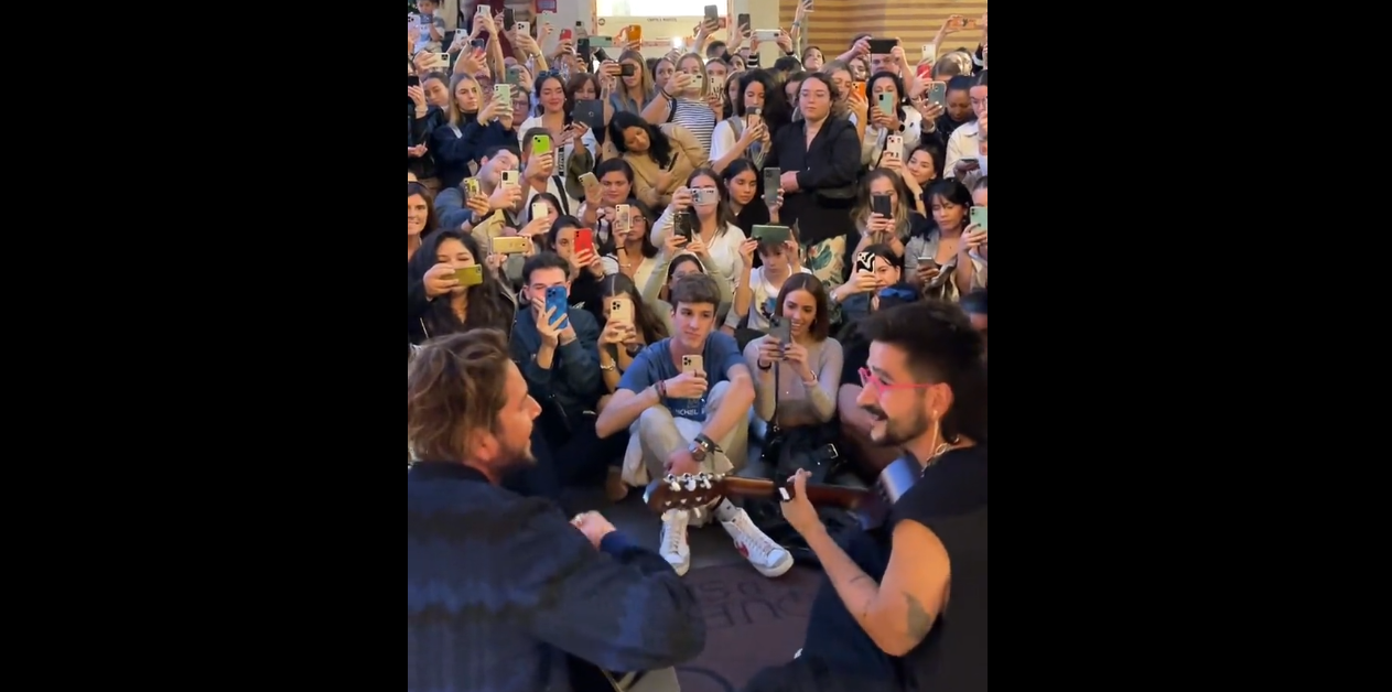 Manuel Carrasco y Camilo, en su concierto improvisado en Sevilla. Manuel Carrasco y Camilo, en su concierto improvisado en Sevilla.