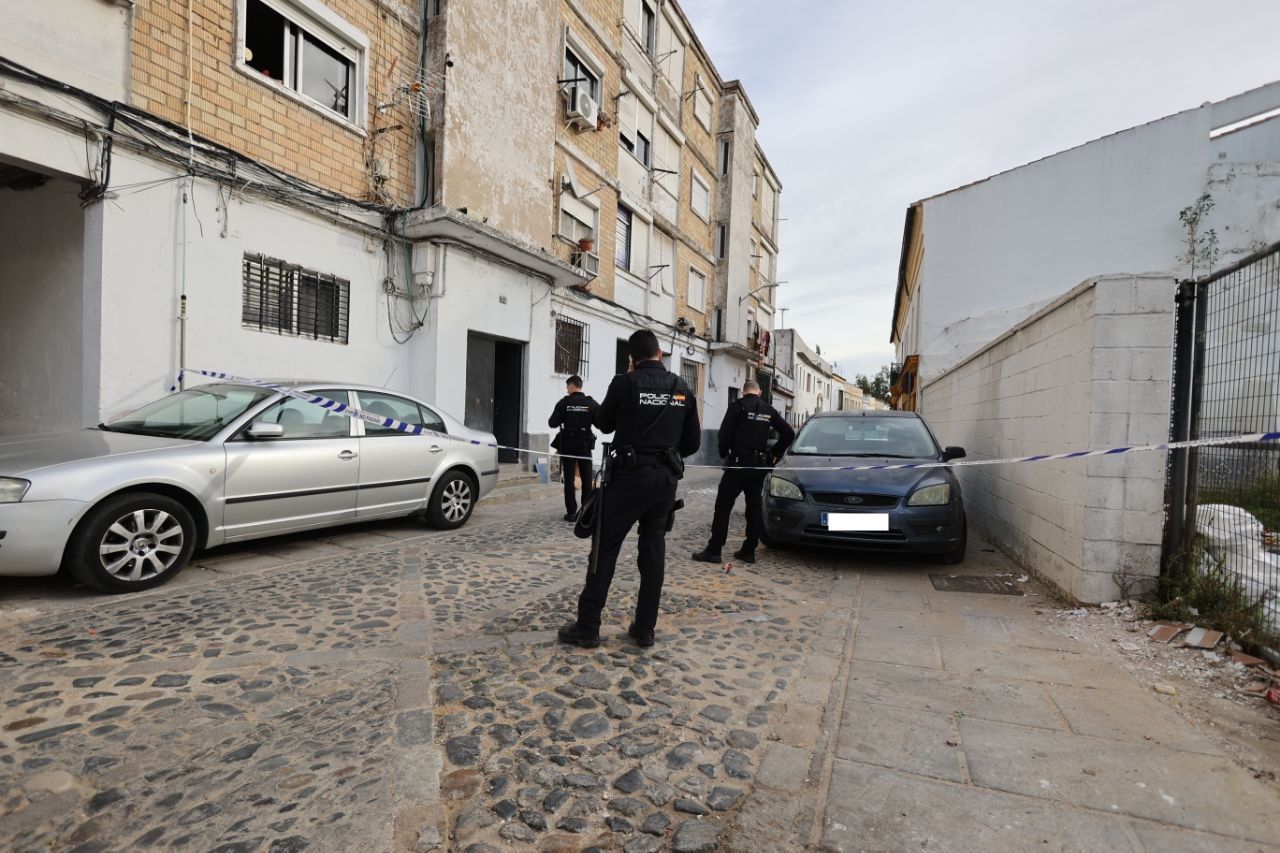 Agentes de Policía tras un tiroteo en la calle Nueva de Jerez.