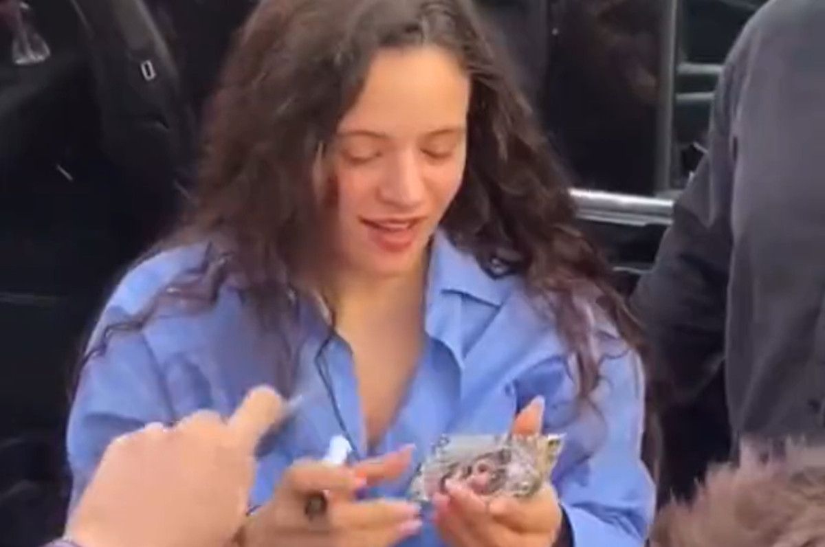 Una fan regala a Rosalía una estampa de la Virgen de la Macarena en Sevilla. Una fan regala a Rosalía una estampa de la Virgen de la Macarena en Sevilla.