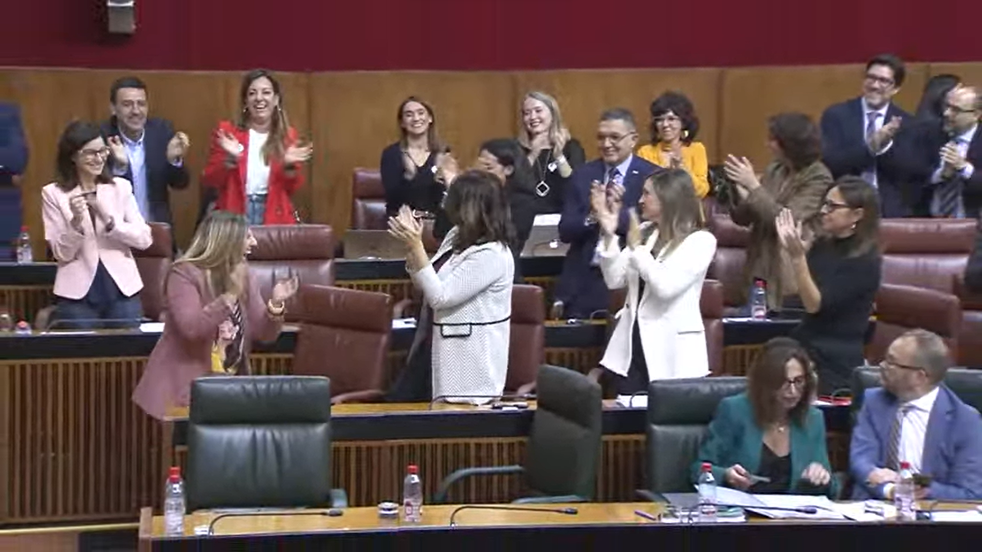 Momento de aplausos en el PSOE.