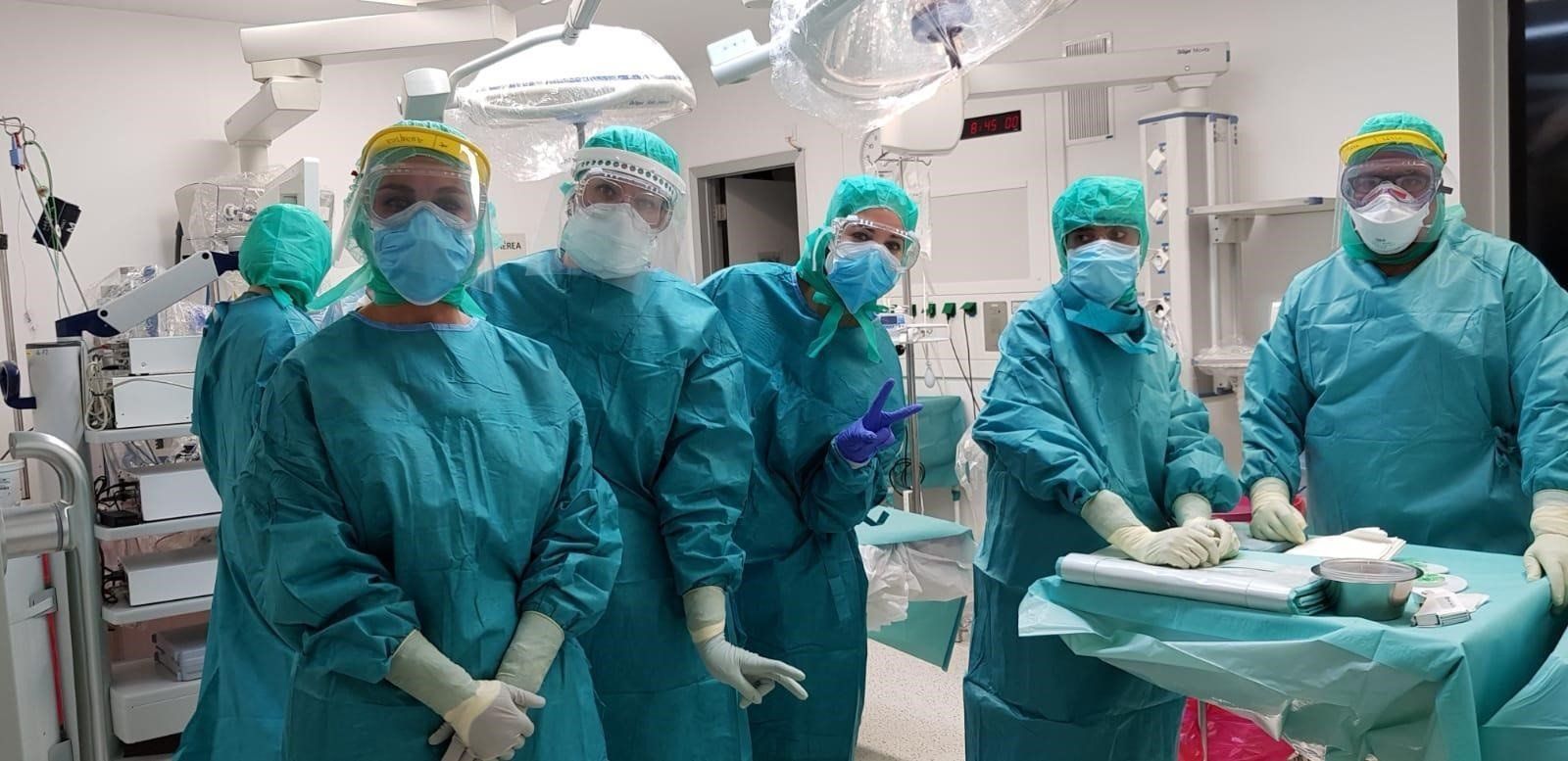 Equipo de Cirugía General, Anestesia y Enfermería de guardia del Hospital Virgen de la Victoria. FOTO: JUNTA