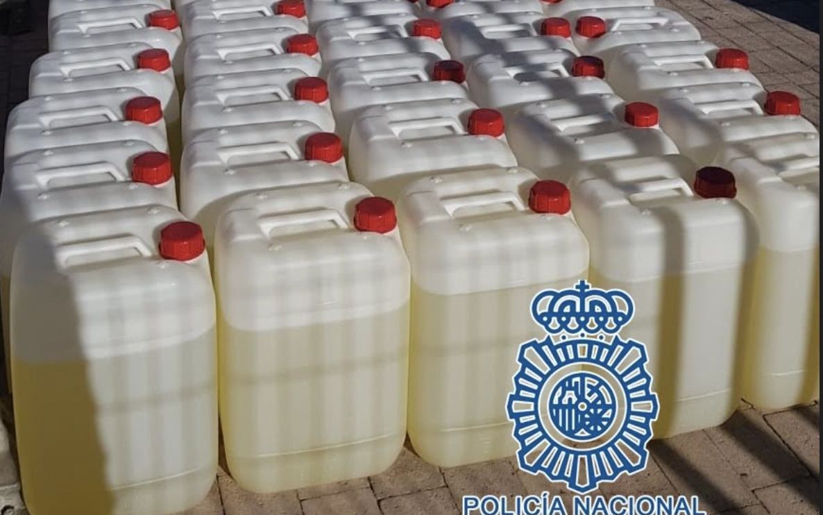 Bidones llenos de gasolina en una operación anterior de la Guardia Civil.