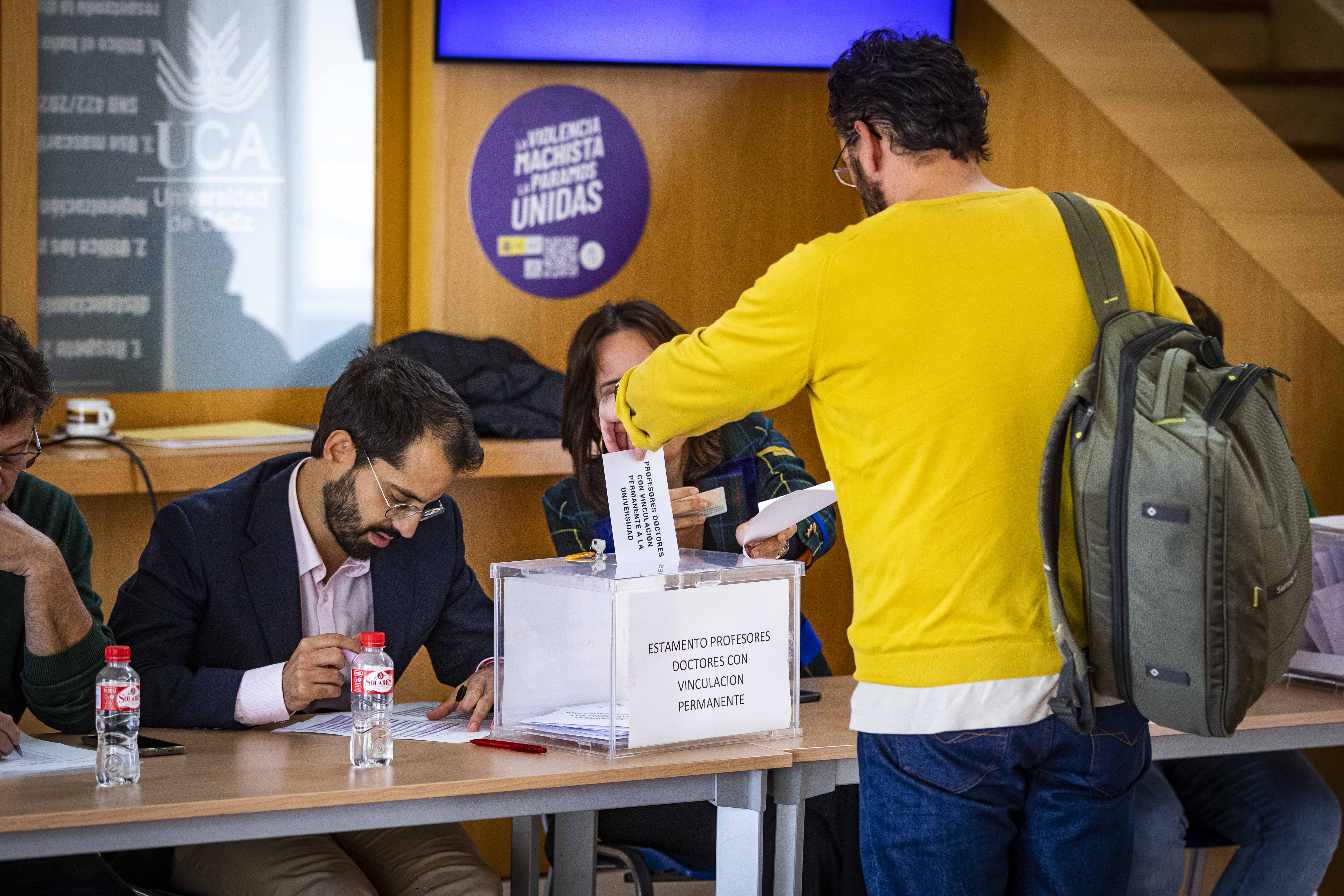 Una alumna deposita su voto en una de las facultades del campus de la ciudad de Cádiz.   GERMÁN MESA