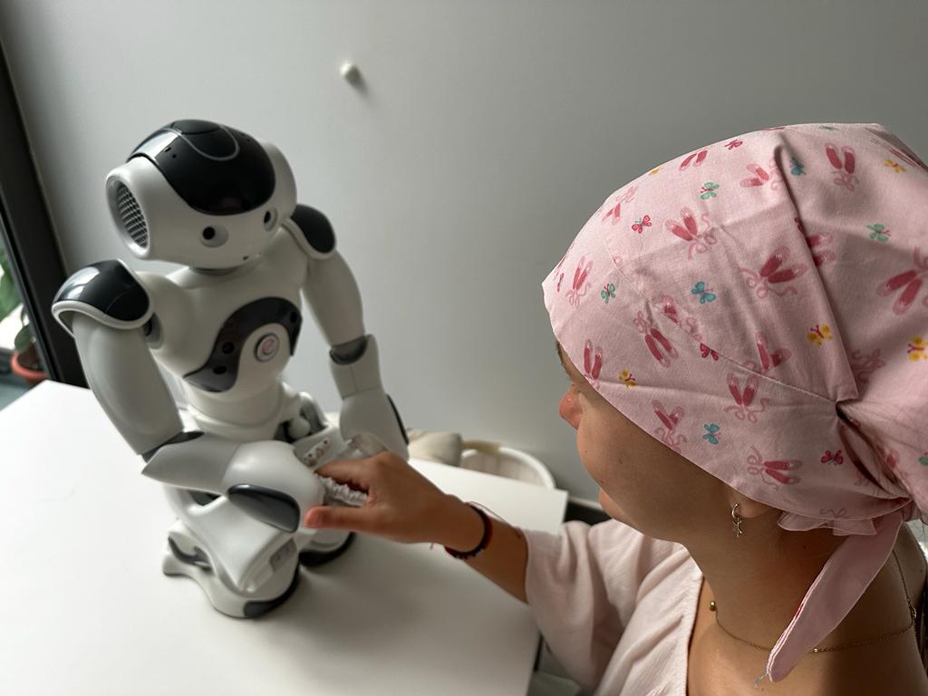 El robot Curro, con una niña ingresada con cáncer en el Hospital Virgen del Rocío.