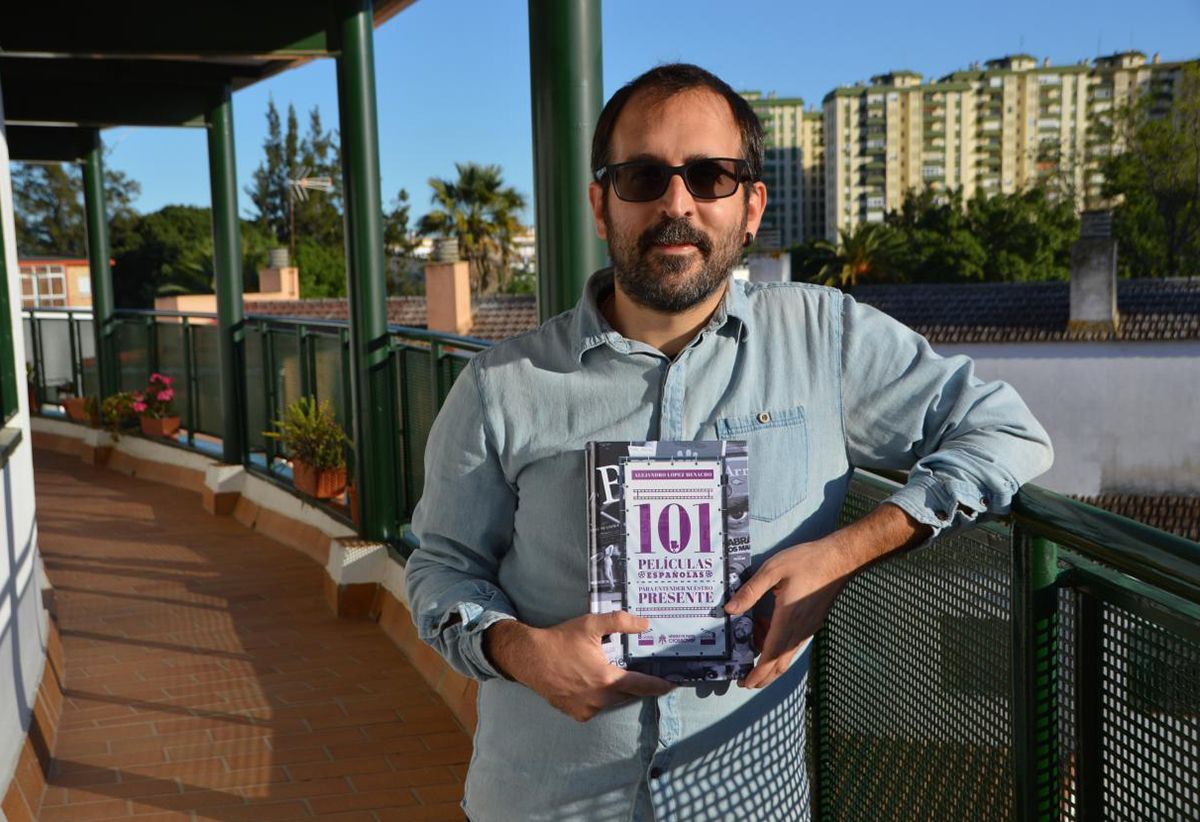 Alejandro López Menacho, posando con su ópera prima. FOTO: MARÍA MARTÍN.